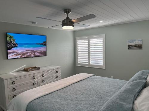 霍姆斯海滩Sunset Connection - Gulf Place的一间卧室配有一张床和一台平面电视