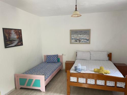 PiqerasPiqeras Relax Guest House的一间卧室设有两张单人床和一张桌子