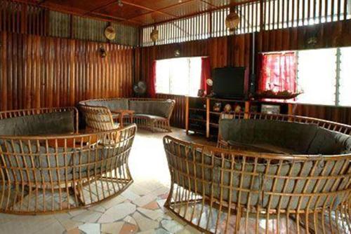 西必洛西必洛森林度假村的客厅配有椅子和电视