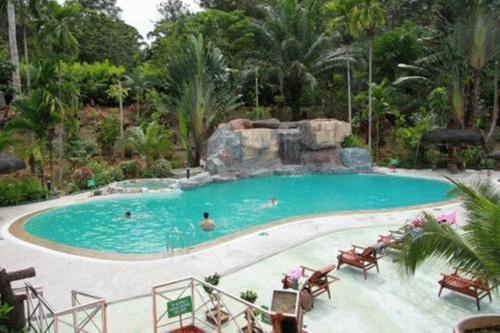 西必洛西必洛森林度假村的一座大型游泳池,里面的人都沉浸在水中