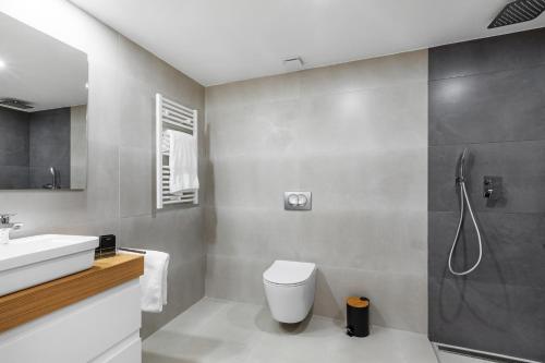 马略卡岛帕尔马Feelathome Tortuga de Mar的浴室配有卫生间、盥洗盆和淋浴。