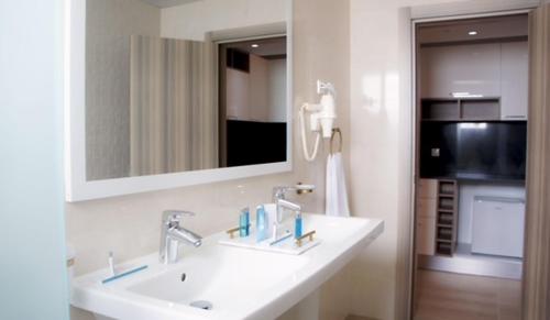 努瓦迪布Hotel Delphin-Nouadhibou的浴室设有白色水槽和镜子