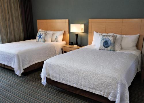 圣地亚哥Inn by the Sea, La Jolla的酒店客房,配有两张带白色床单的床