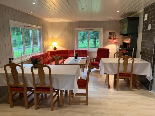 BoverdalenNørdre-Repp的一间设有白色桌椅的用餐室