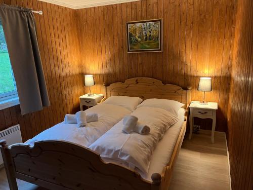 BoverdalenNørdre-Repp的一间卧室配有一张带两个枕头的床