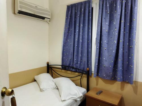 雅典SAN REMO HOSTEL的一间小卧室,配有床和星星窗户