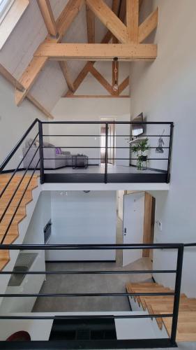 鲁瑟拉勒B&B Rossella App 3的阁楼的楼梯,带有玻璃栏杆