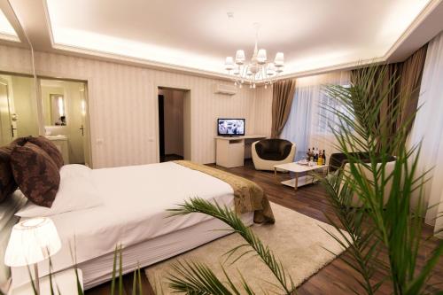 布拉索夫贝尔福德雷尔酒店的一间带大床的卧室和一间客厅