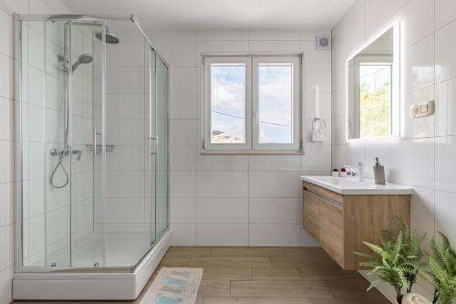 麦米科Luxurious apartments Bona fide的带淋浴和盥洗盆的浴室