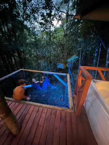 圣拉菲尔ECO HOTEL RIO DE ORO的两个孩子在甲板上的 ⁇ 笼里玩耍