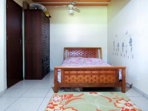 加克内Casa de campo c piscina e churrasq em Saquarema RJ的一间卧室配有一张床和地毯