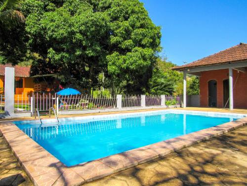 加克内Casa de campo c piscina e churrasq em Saquarema RJ的房屋前的游泳池