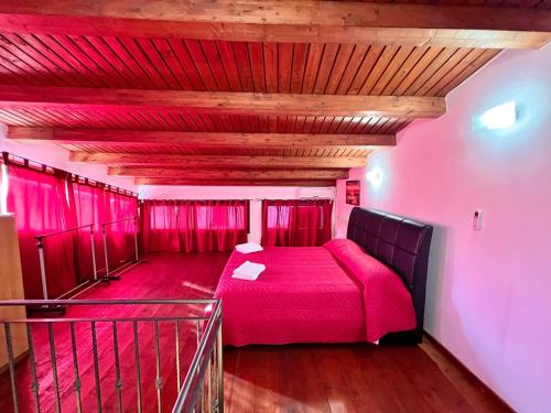 MontelepreAntica Locanda Zio Cesare MONTELEPRE的红色的床,有红色窗帘的房间