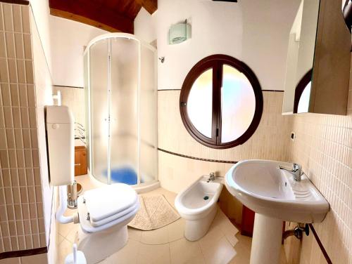 MontelepreAntica Locanda Zio Cesare MONTELEPRE的一间带卫生间、水槽和镜子的浴室