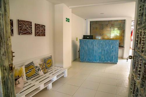 卡塔赫纳Luna Cartagena Airport Hotel的大堂设有柜台和蓝色门
