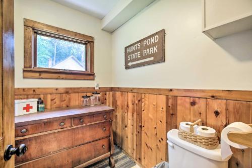 萨拉纳克莱克Pet-Friendly Saranac Lake Retreat with Deck and Yard的一间带木墙、卫生间和窗户的浴室