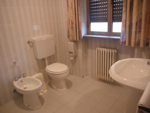 奥斯塔马什塔兹酒店的一间带卫生间和水槽的浴室