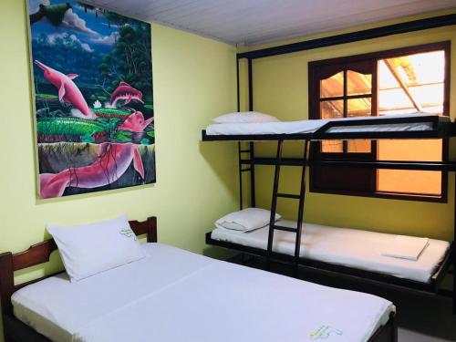 莱蒂西亚Hostal La Esperanza的墙上画作的房间里设有两张双层床