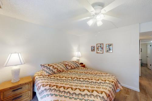 科纳White Sands Resort #108的一间卧室配有一张床和吊扇