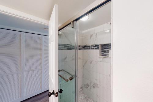 科纳White Sands Resort #108的浴室里设有玻璃门淋浴