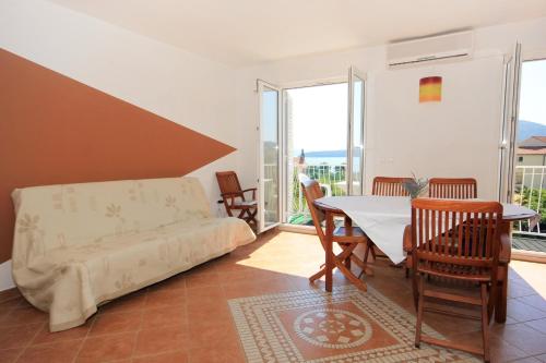 斯拉诺Apartments with a parking space Slano, Dubrovnik - 3184的客厅配有沙发和桌椅