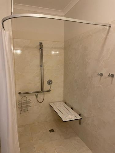 利利代尔弗特赫尔斯酒店的带淋浴的浴室和长凳