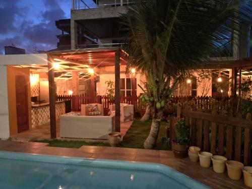 若昂佩索阿Pousada Espaco Luz do Sol Beira-Mar的一个带游泳池和房子的后院