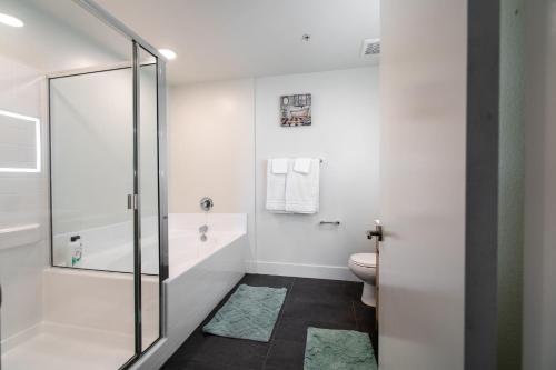 洛杉矶Beachside Luxury Apartments l Free Parking!的带淋浴和卫生间的白色浴室