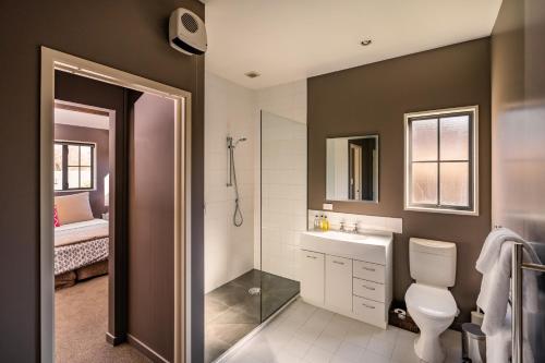瓦纳卡Criffel Peak View Bed and Breakfast的带淋浴、卫生间和盥洗盆的浴室