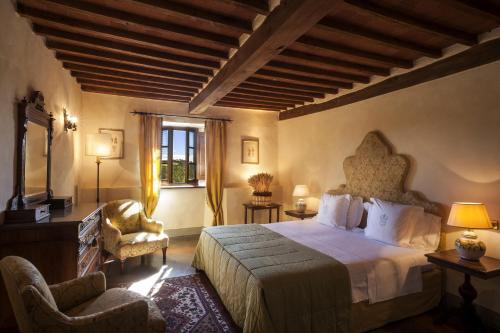 基安蒂盖奥勒卡斯特罗迪斯帕特纳度假酒店及水疗中心的卧室配有床、椅子和窗户。