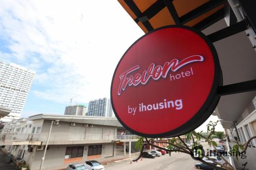 马六甲Trevor Hotel Malacca Town By I Housing的挂在建筑物一侧的红色酒店标志