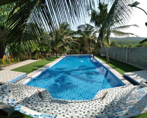 富国Phu Nam House - Resort的一个带2把躺椅的游泳池,一个度假胜地