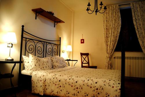 蒙特普齐亚诺波吉亚诺乡村民宿的一间卧室配有一张床和两盏灯。