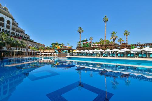锡德Crystal Sunset Luxury Resort & Spa - Ultimate All Inclusive的棕榈树度假村的游泳池