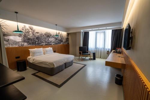 伊斯坦布尔Zimmer Bosphorus Hotel的一间酒店客房,配有一张床和一台电视