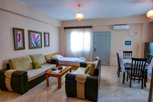 萨兰达Joyous Apartments的客厅配有沙发和桌子