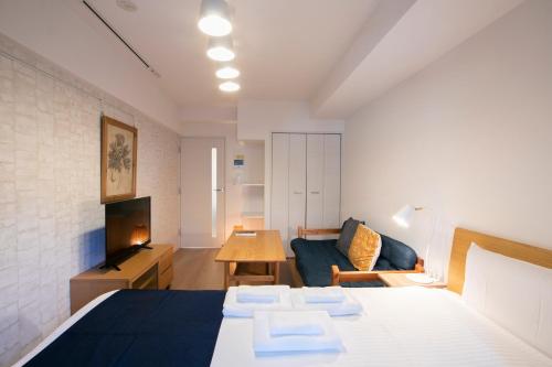 东京KARIO SASAZUKA TERRACE的一间卧室设有一张床和一间客厅。