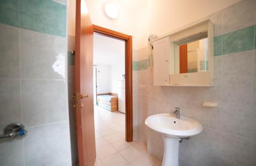 维耶斯泰伊尔法尔科公寓式酒店的一间带水槽和镜子的浴室