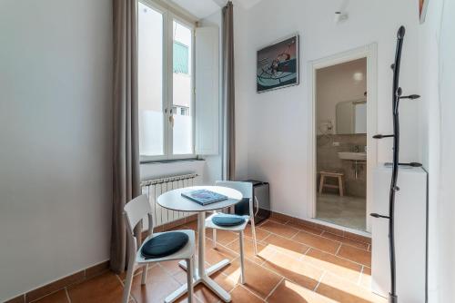 罗马Appartamento Via Genova的一间小厨房,内设桌椅