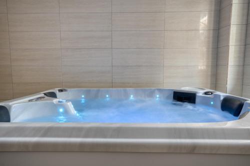 罗德镇罗兹天文学酒店的浴室设有蓝色水浴缸