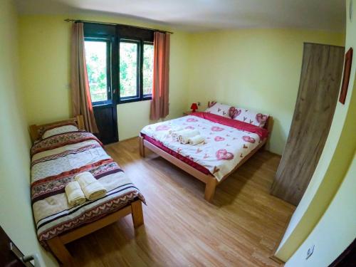 索科矿泉村Beli Ocnjak的一间小卧室,配有床和窗户