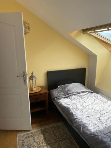 孔夫朗-圣奥诺里讷CHEZ HUSNA的一间卧室配有一张床和一张桌子及窗户