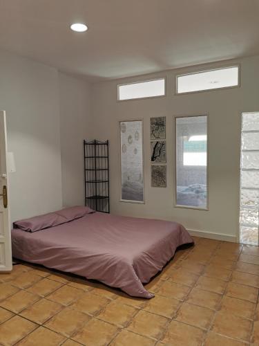 圣乌尔苏拉jardin44的一间设有床铺的卧室,位于带窗户的房间内