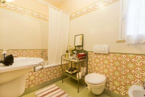 阿祖罗港Villa Monserrato - Goelba的浴室配有白色卫生间和盥洗盆。