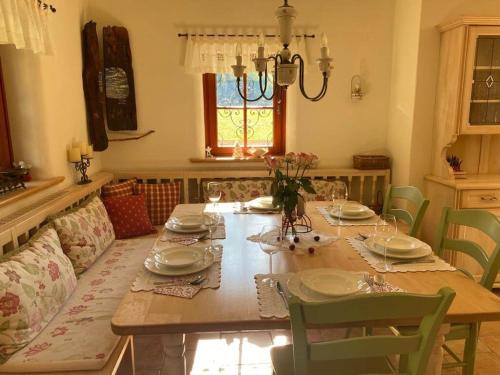 克拉尼斯卡戈拉Villa Dona的用餐室配有带盘子和玻璃杯的桌子