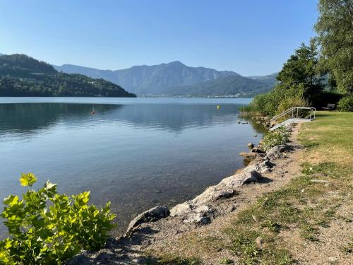 佩尔吉内瓦尔苏加纳ReBrì Holiday Home - appartamento Canale di Pergine的享有以山脉为背景的湖泊美景