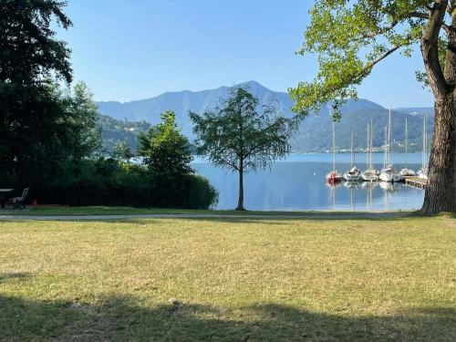 佩尔吉内瓦尔苏加纳ReBrì Holiday Home - appartamento Canale di Pergine的享有湖泊和水中船只的景色