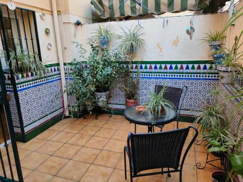 格拉纳达Los Jazmines, 2的天井配有桌椅和盆栽植物