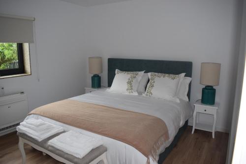 阿尔库什迪瓦尔德维什Giesteira's House的一间卧室配有一张大床和绿色床头板