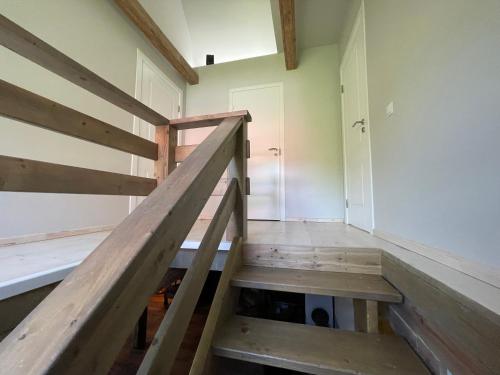 林巴日Apartamenti MEKE的木栏杆房子里的楼梯间